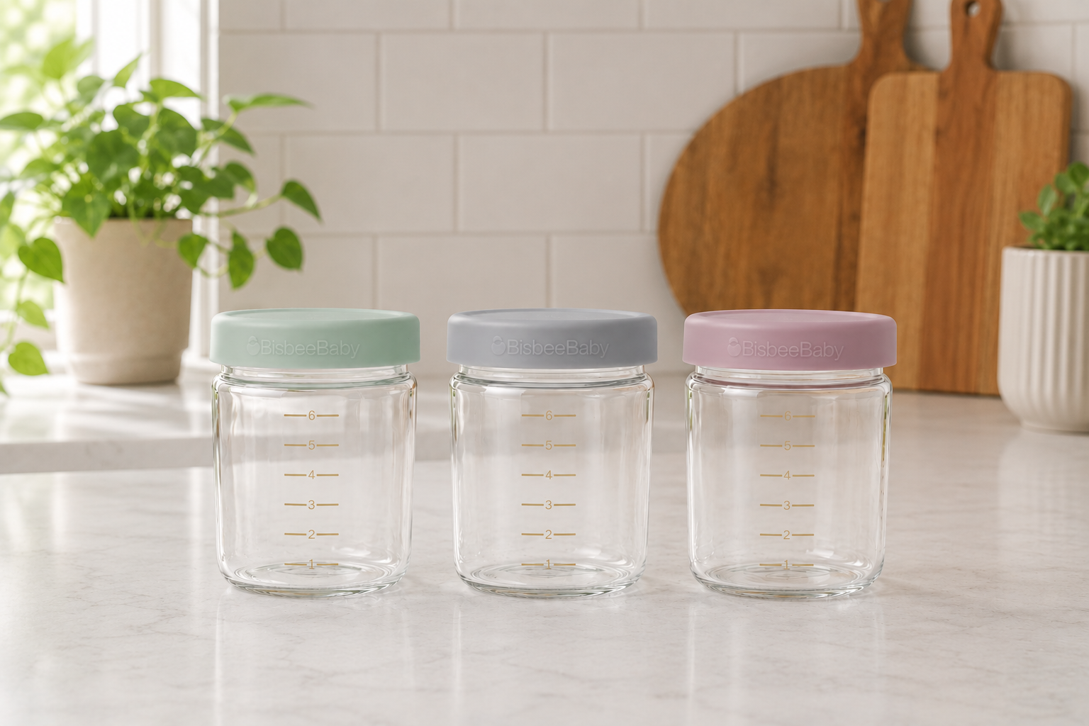 BisbeeBaby slate-colored glass breast milk storage jar with numbered NFC-enabled lid, microplastic-free silicone seal, and laser-engraved lead-free measurement lines.