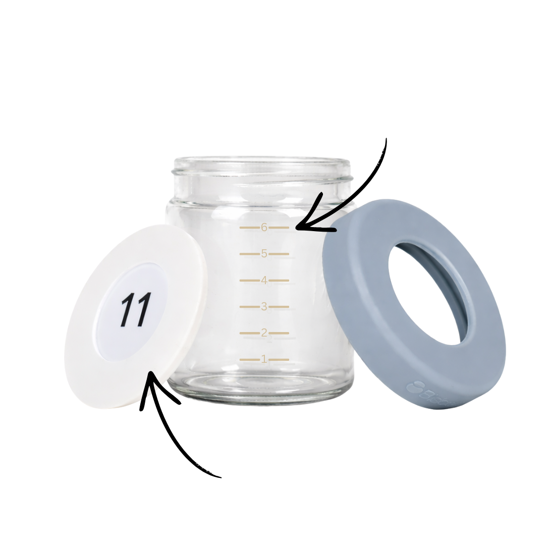 BisbeeBaby slate-colored glass breast milk storage jar with numbered NFC-enabled lid, microplastic-free silicone seal, and laser-engraved lead-free measurement lines.